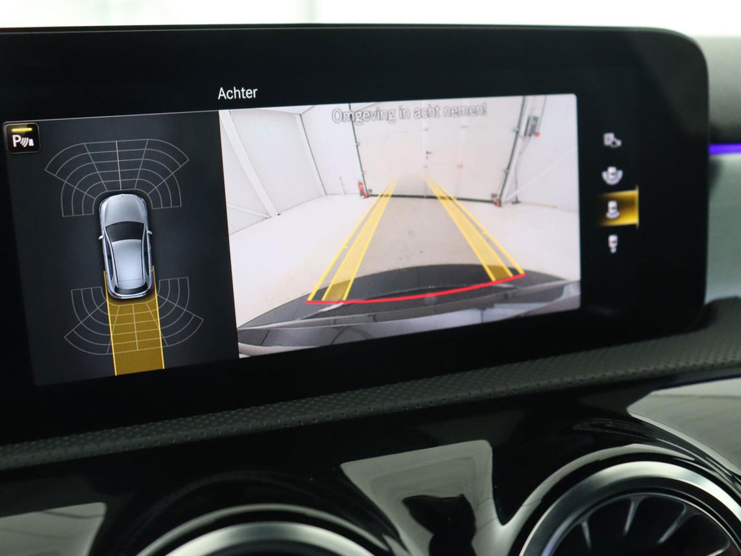 Mercedes-Benz A-Klasse 180 AMG | Adaptive cruise | Trekhaak | Stoelverwarming | Camera | Leder/Alcantara | Sfeerverlichting | Navigatie | Park Assist | Full LED | Climate control | Bluetooth