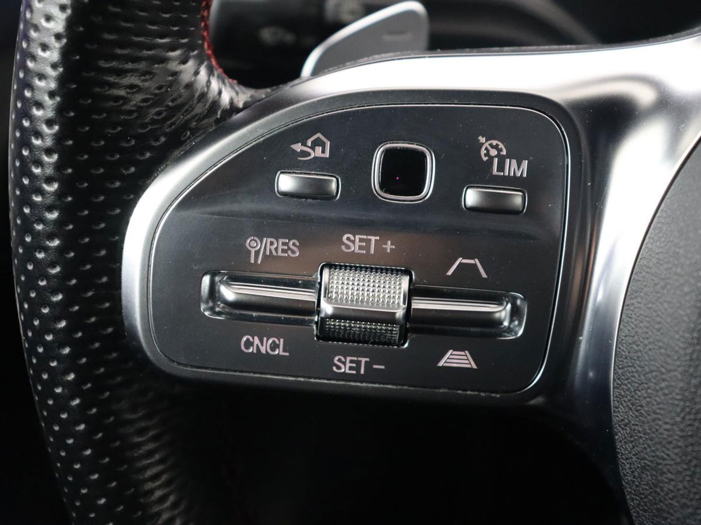 Mercedes-Benz A-Klasse 180 AMG | Adaptive cruise | Trekhaak | Stoelverwarming | Camera | Leder/Alcantara | Sfeerverlichting | Navigatie | Park Assist | Full LED | Climate control | Bluetooth