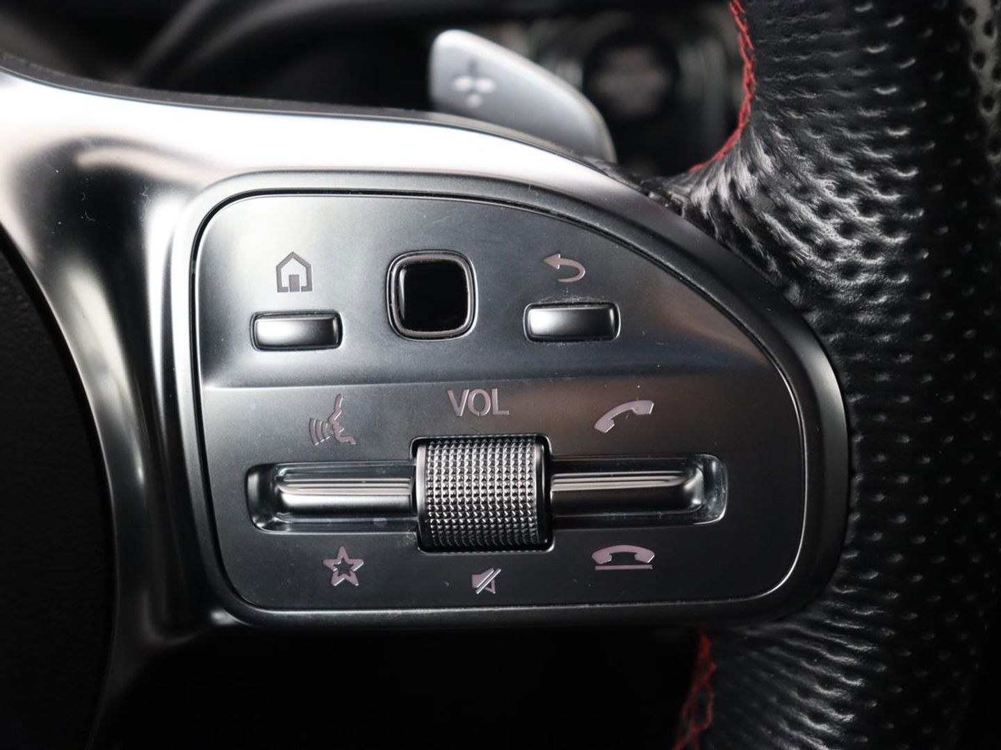 Mercedes-Benz A-Klasse 180 AMG | Adaptive cruise | Trekhaak | Stoelverwarming | Camera | Leder/Alcantara | Sfeerverlichting | Navigatie | Park Assist | Full LED | Climate control | Bluetooth