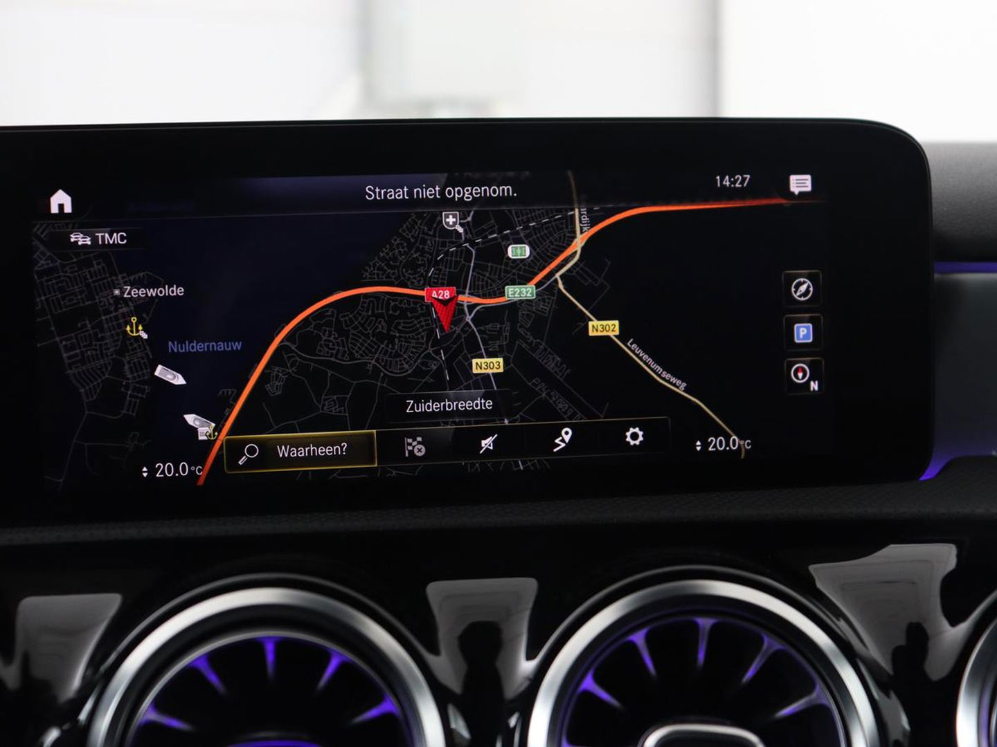 Mercedes-Benz A-Klasse 180 AMG | Adaptive cruise | Trekhaak | Stoelverwarming | Camera | Leder/Alcantara | Sfeerverlichting | Navigatie | Park Assist | Full LED | Climate control | Bluetooth