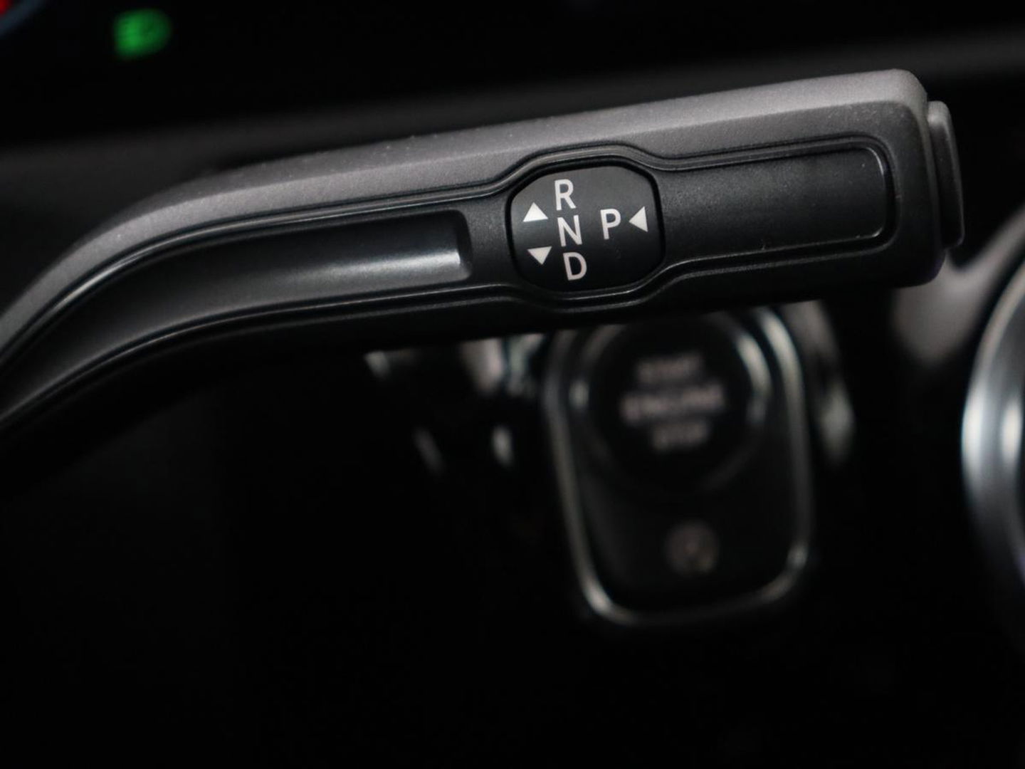 Mercedes-Benz A-Klasse 180 AMG | Adaptive cruise | Trekhaak | Stoelverwarming | Camera | Leder/Alcantara | Sfeerverlichting | Navigatie | Park Assist | Full LED | Climate control | Bluetooth