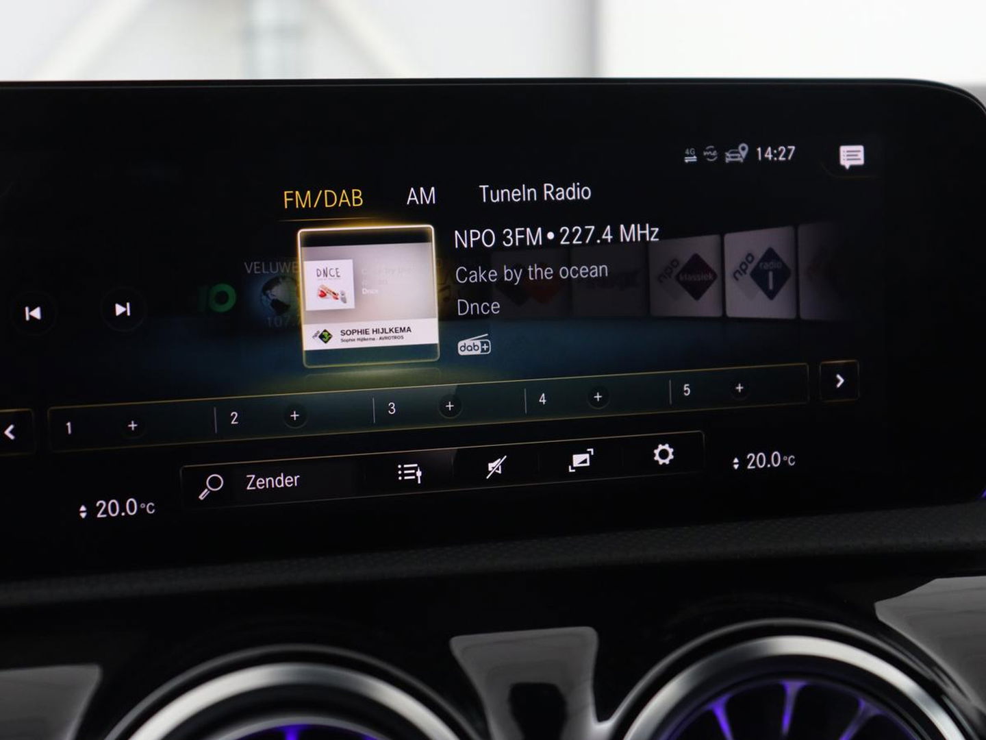 Mercedes-Benz A-Klasse 180 AMG | Adaptive cruise | Trekhaak | Stoelverwarming | Camera | Leder/Alcantara | Sfeerverlichting | Navigatie | Park Assist | Full LED | Climate control | Bluetooth