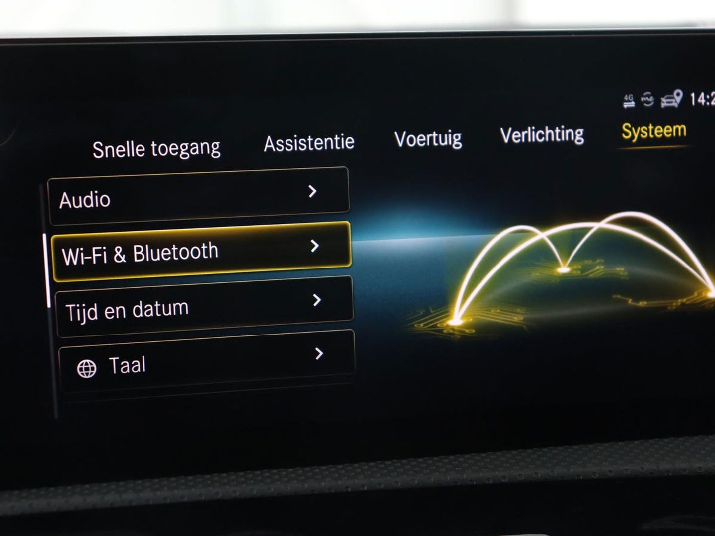 Mercedes-Benz A-Klasse 180 AMG | Adaptive cruise | Trekhaak | Stoelverwarming | Camera | Leder/Alcantara | Sfeerverlichting | Navigatie | Park Assist | Full LED | Climate control | Bluetooth