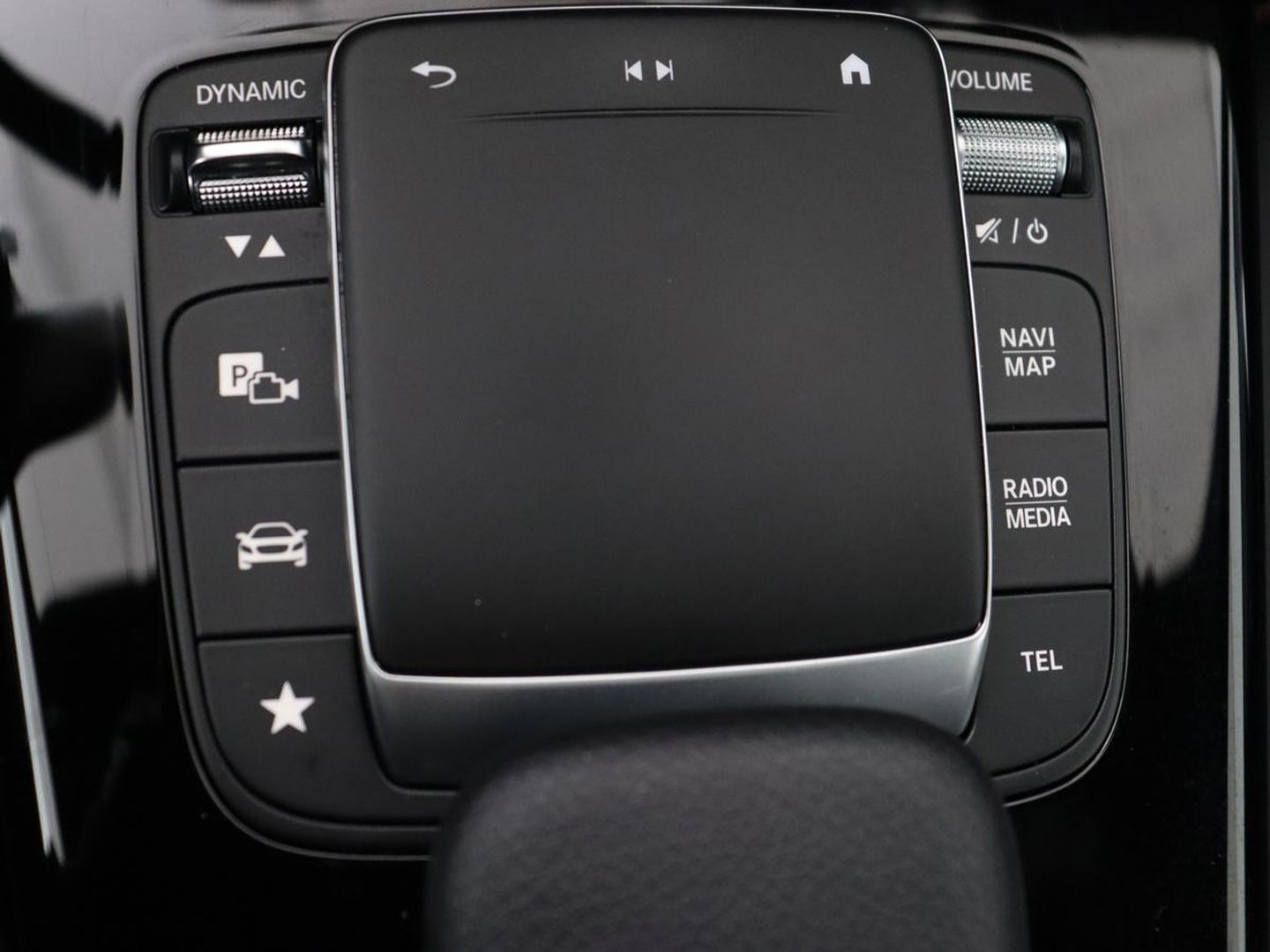 Mercedes-Benz A-Klasse 180 AMG | Adaptive cruise | Trekhaak | Stoelverwarming | Camera | Leder/Alcantara | Sfeerverlichting | Navigatie | Park Assist | Full LED | Climate control | Bluetooth