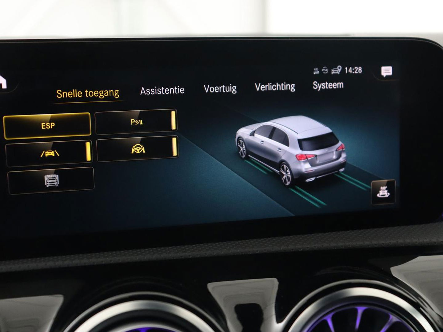 Mercedes-Benz A-Klasse 180 AMG | Adaptive cruise | Trekhaak | Stoelverwarming | Camera | Leder/Alcantara | Sfeerverlichting | Navigatie | Park Assist | Full LED | Climate control | Bluetooth