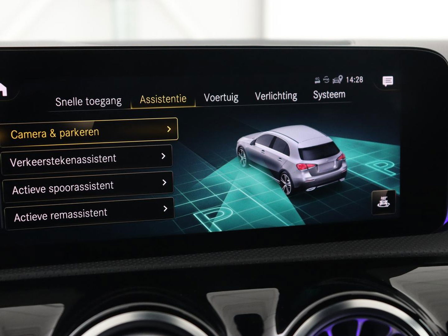 Mercedes-Benz A-Klasse 180 AMG | Adaptive cruise | Trekhaak | Stoelverwarming | Camera | Leder/Alcantara | Sfeerverlichting | Navigatie | Park Assist | Full LED | Climate control | Bluetooth