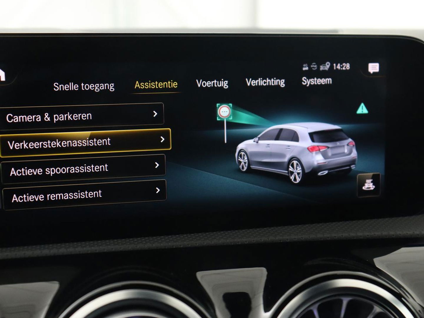 Mercedes-Benz A-Klasse 180 AMG | Adaptive cruise | Trekhaak | Stoelverwarming | Camera | Leder/Alcantara | Sfeerverlichting | Navigatie | Park Assist | Full LED | Climate control | Bluetooth