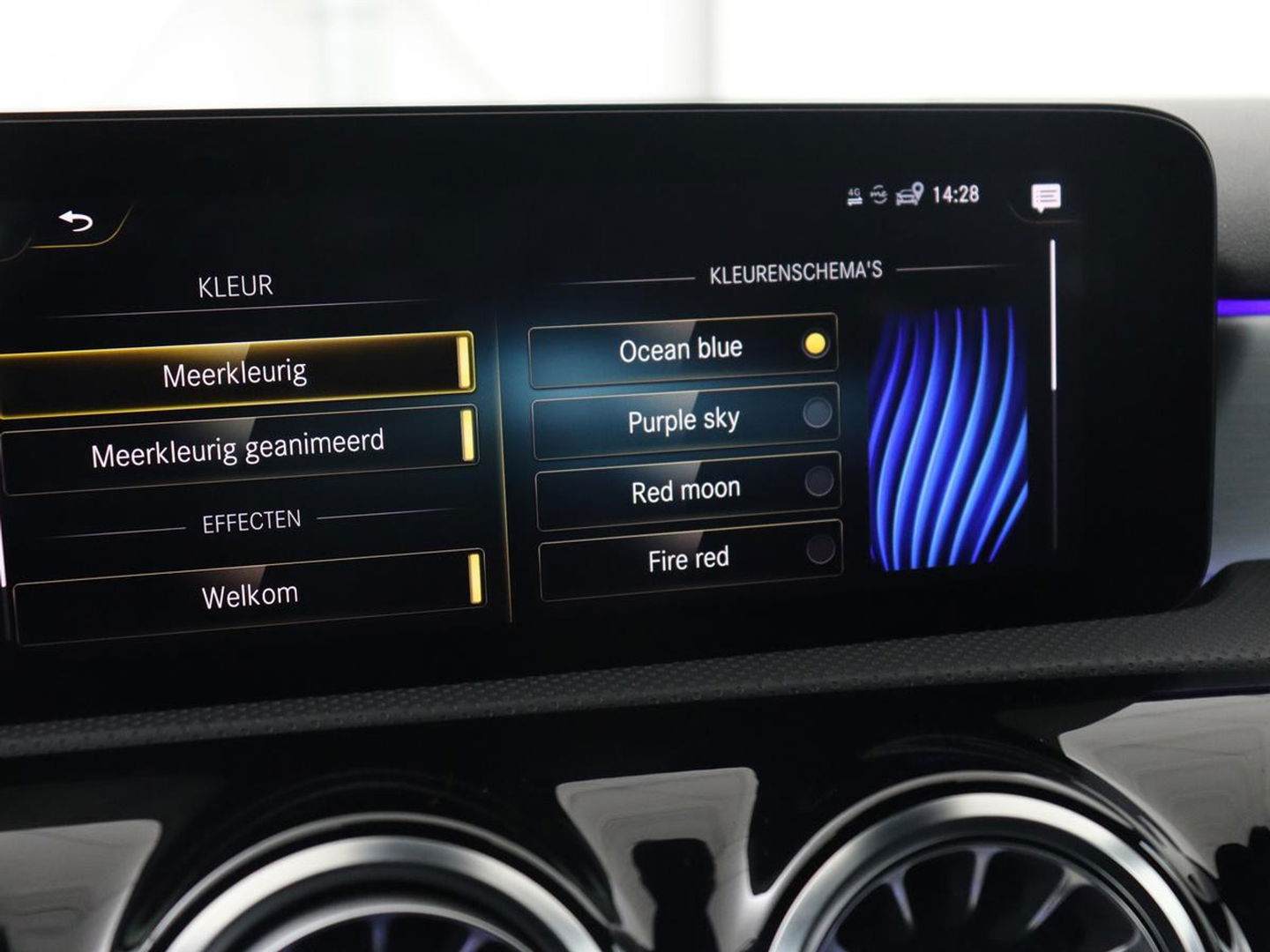 Mercedes-Benz A-Klasse 180 AMG | Adaptive cruise | Trekhaak | Stoelverwarming | Camera | Leder/Alcantara | Sfeerverlichting | Navigatie | Park Assist | Full LED | Climate control | Bluetooth