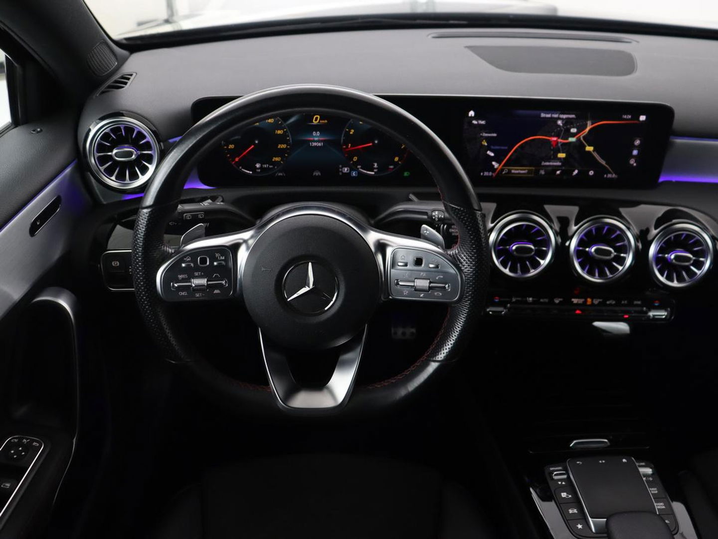 Mercedes-Benz A-Klasse 180 AMG | Adaptive cruise | Trekhaak | Stoelverwarming | Camera | Leder/Alcantara | Sfeerverlichting | Navigatie | Park Assist | Full LED | Climate control | Bluetooth