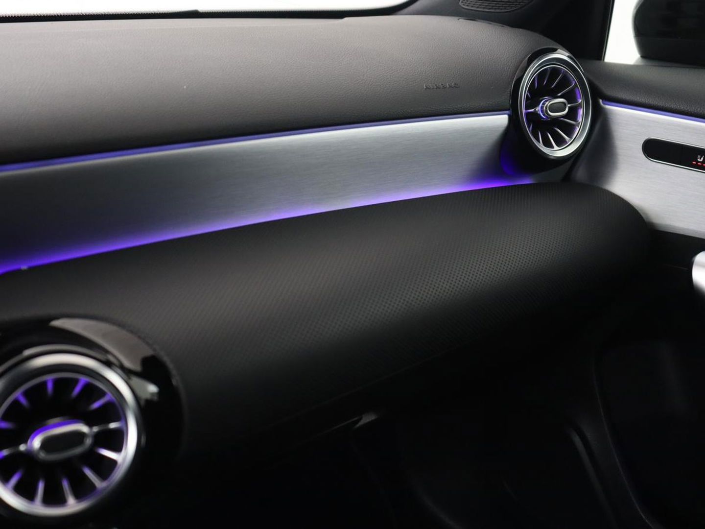 Mercedes-Benz A-Klasse 180 AMG | Adaptive cruise | Trekhaak | Stoelverwarming | Camera | Leder/Alcantara | Sfeerverlichting | Navigatie | Park Assist | Full LED | Climate control | Bluetooth