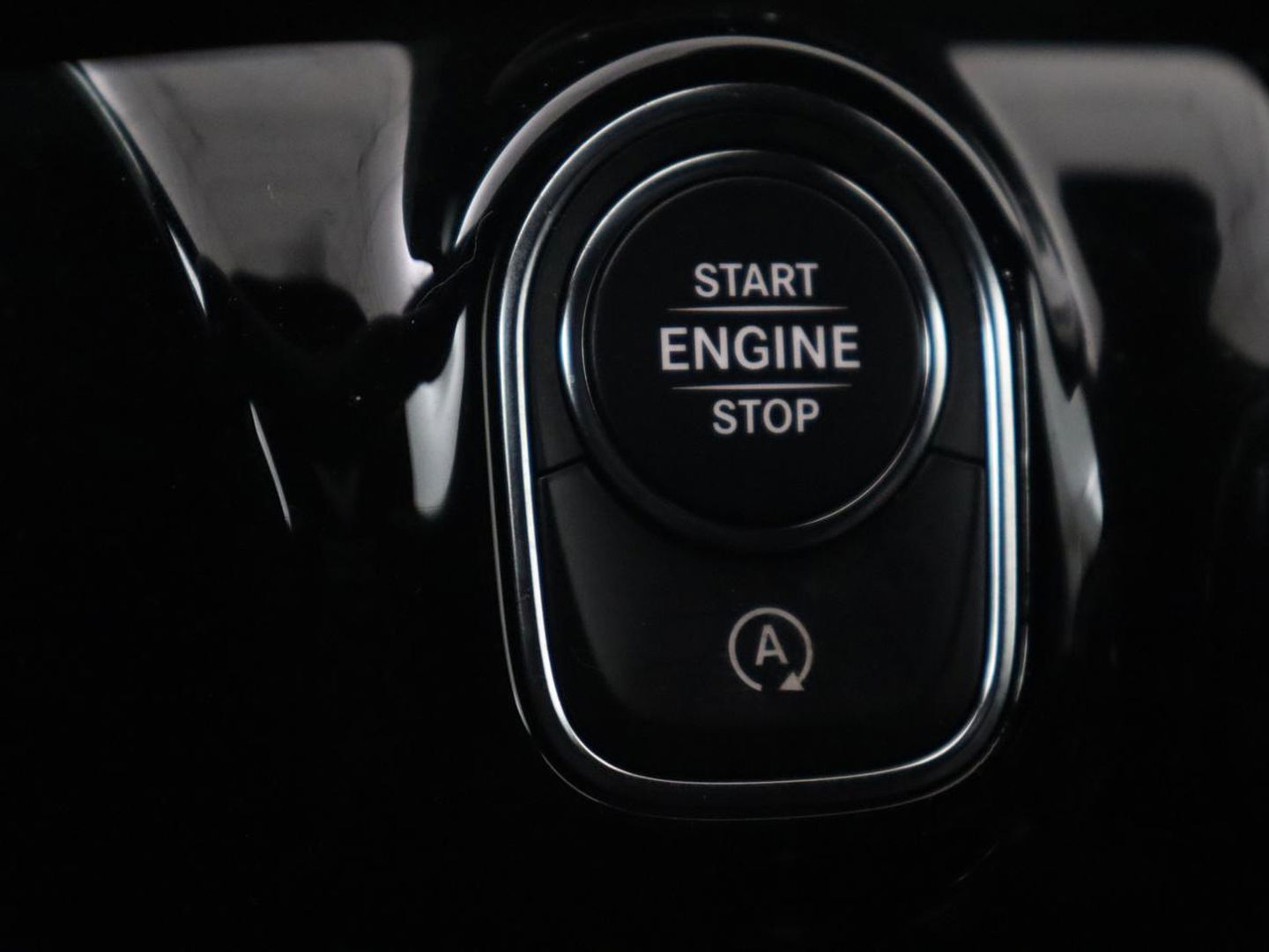 Mercedes-Benz A-Klasse 180 AMG | Adaptive cruise | Trekhaak | Stoelverwarming | Camera | Leder/Alcantara | Sfeerverlichting | Navigatie | Park Assist | Full LED | Climate control | Bluetooth