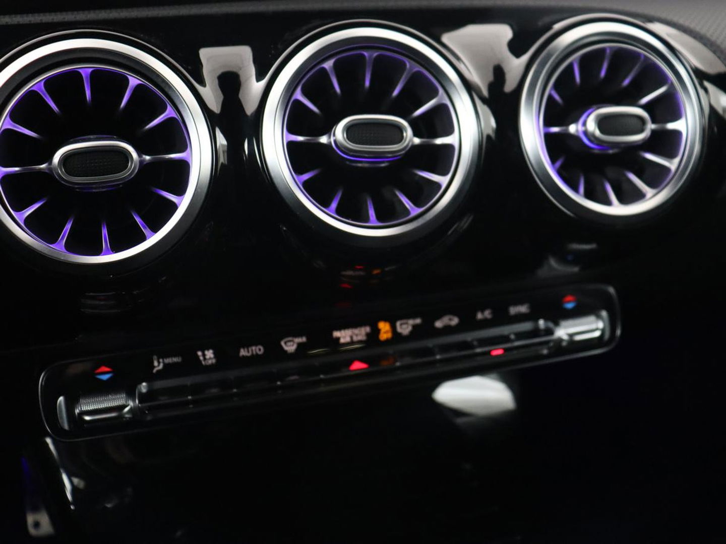 Mercedes-Benz A-Klasse 180 AMG | Adaptive cruise | Trekhaak | Stoelverwarming | Camera | Leder/Alcantara | Sfeerverlichting | Navigatie | Park Assist | Full LED | Climate control | Bluetooth