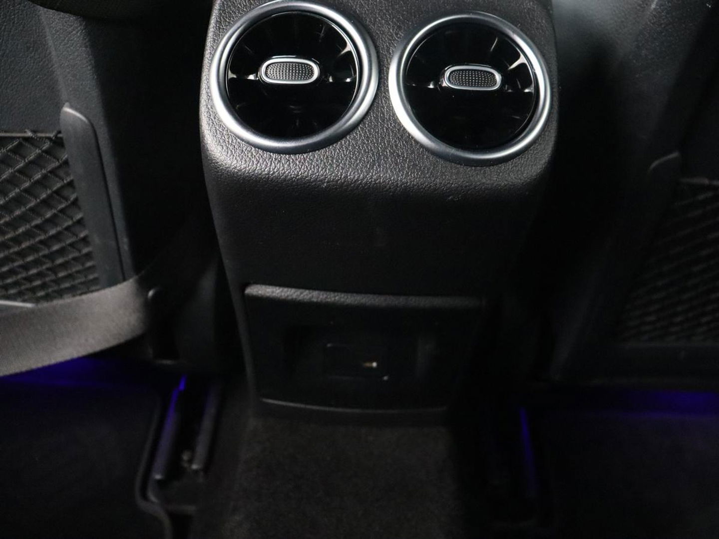 Mercedes-Benz A-Klasse 180 AMG | Adaptive cruise | Trekhaak | Stoelverwarming | Camera | Leder/Alcantara | Sfeerverlichting | Navigatie | Park Assist | Full LED | Climate control | Bluetooth