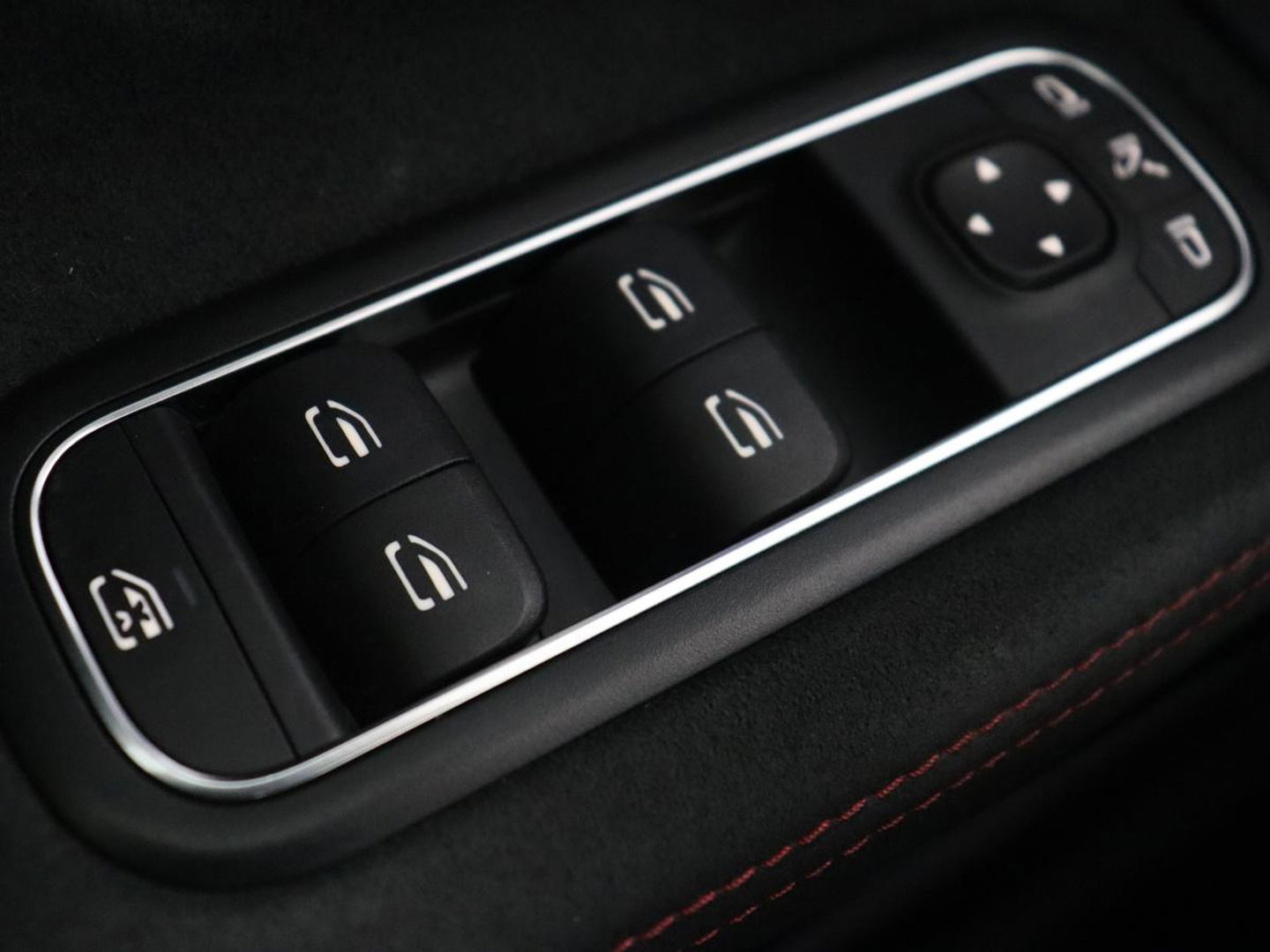 Mercedes-Benz A-Klasse 180 AMG | Adaptive cruise | Trekhaak | Stoelverwarming | Camera | Leder/Alcantara | Sfeerverlichting | Navigatie | Park Assist | Full LED | Climate control | Bluetooth