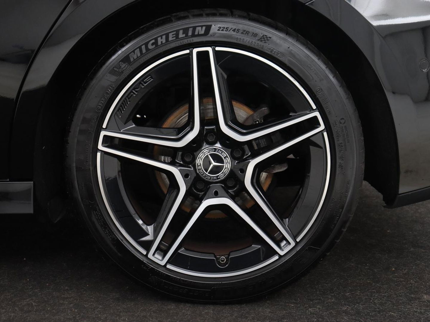 Mercedes-Benz A-Klasse 180 AMG | Adaptive cruise | Trekhaak | Stoelverwarming | Camera | Leder/Alcantara | Sfeerverlichting | Navigatie | Park Assist | Full LED | Climate control | Bluetooth