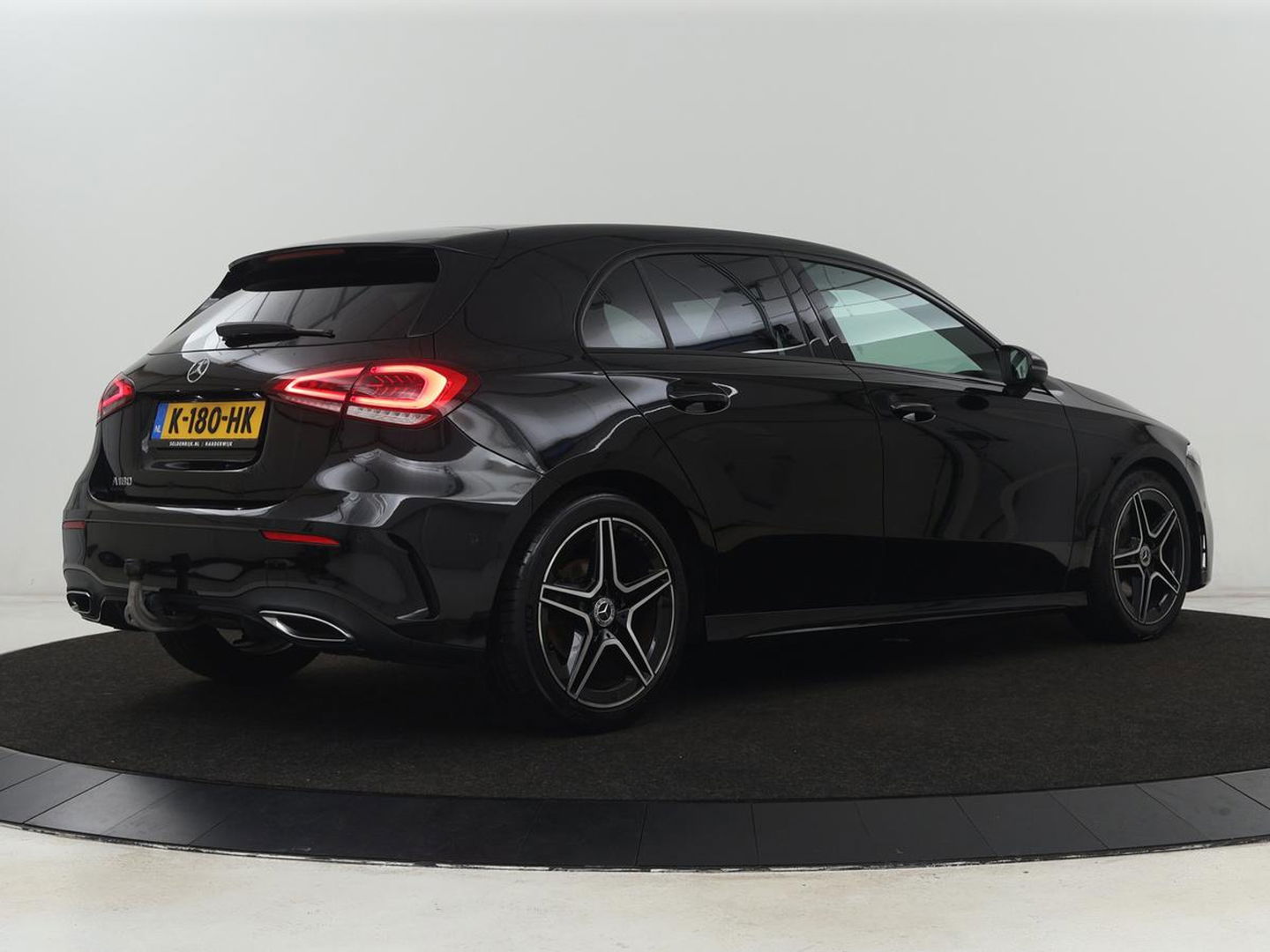 Mercedes-Benz A-Klasse 180 AMG | Adaptive cruise | Trekhaak | Stoelverwarming | Camera | Leder/Alcantara | Sfeerverlichting | Navigatie | Park Assist | Full LED | Climate control | Bluetooth