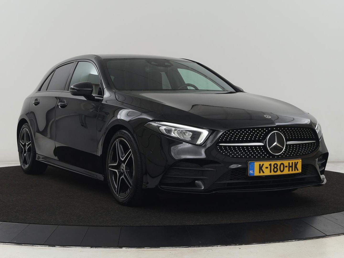 Mercedes-Benz A-Klasse 180 AMG | Adaptive cruise | Trekhaak | Stoelverwarming | Camera | Leder/Alcantara | Sfeerverlichting | Navigatie | Park Assist | Full LED | Climate control | Bluetooth