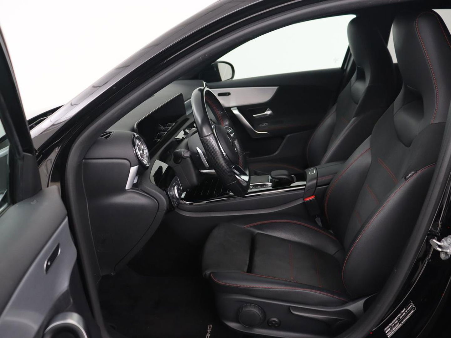 Mercedes-Benz A-Klasse 180 AMG | Adaptive cruise | Trekhaak | Stoelverwarming | Camera | Leder/Alcantara | Sfeerverlichting | Navigatie | Park Assist | Full LED | Climate control | Bluetooth