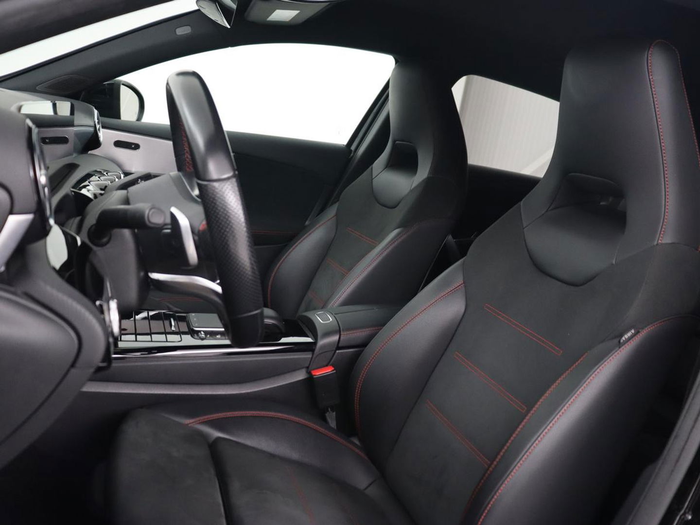 Mercedes-Benz A-Klasse 180 AMG | Adaptive cruise | Trekhaak | Stoelverwarming | Camera | Leder/Alcantara | Sfeerverlichting | Navigatie | Park Assist | Full LED | Climate control | Bluetooth