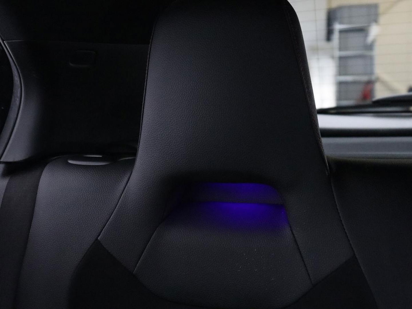 Mercedes-Benz A-Klasse 180 AMG | Adaptive cruise | Trekhaak | Stoelverwarming | Camera | Leder/Alcantara | Sfeerverlichting | Navigatie | Park Assist | Full LED | Climate control | Bluetooth