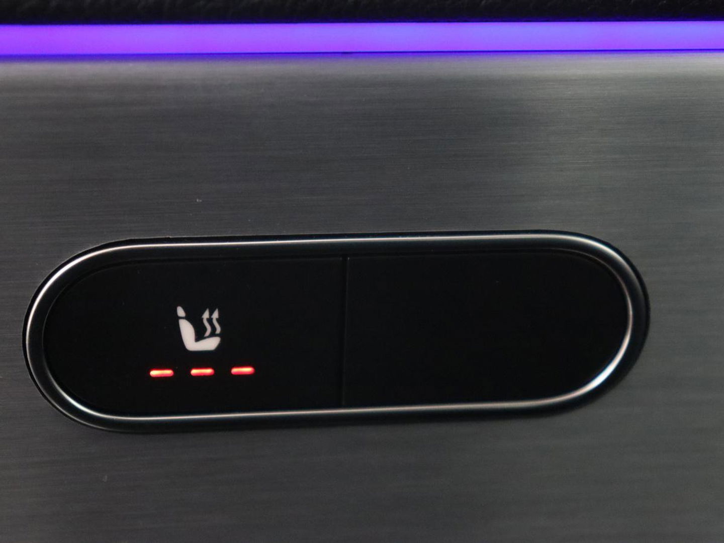 Mercedes-Benz A-Klasse 180 AMG | Adaptive cruise | Trekhaak | Stoelverwarming | Camera | Leder/Alcantara | Sfeerverlichting | Navigatie | Park Assist | Full LED | Climate control | Bluetooth