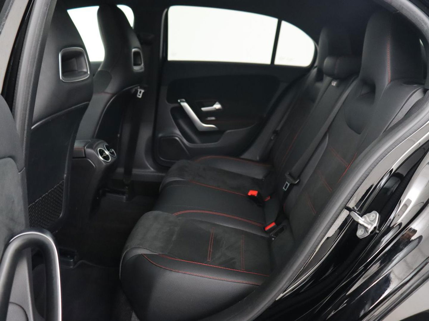 Mercedes-Benz A-Klasse 180 AMG | Adaptive cruise | Trekhaak | Stoelverwarming | Camera | Leder/Alcantara | Sfeerverlichting | Navigatie | Park Assist | Full LED | Climate control | Bluetooth