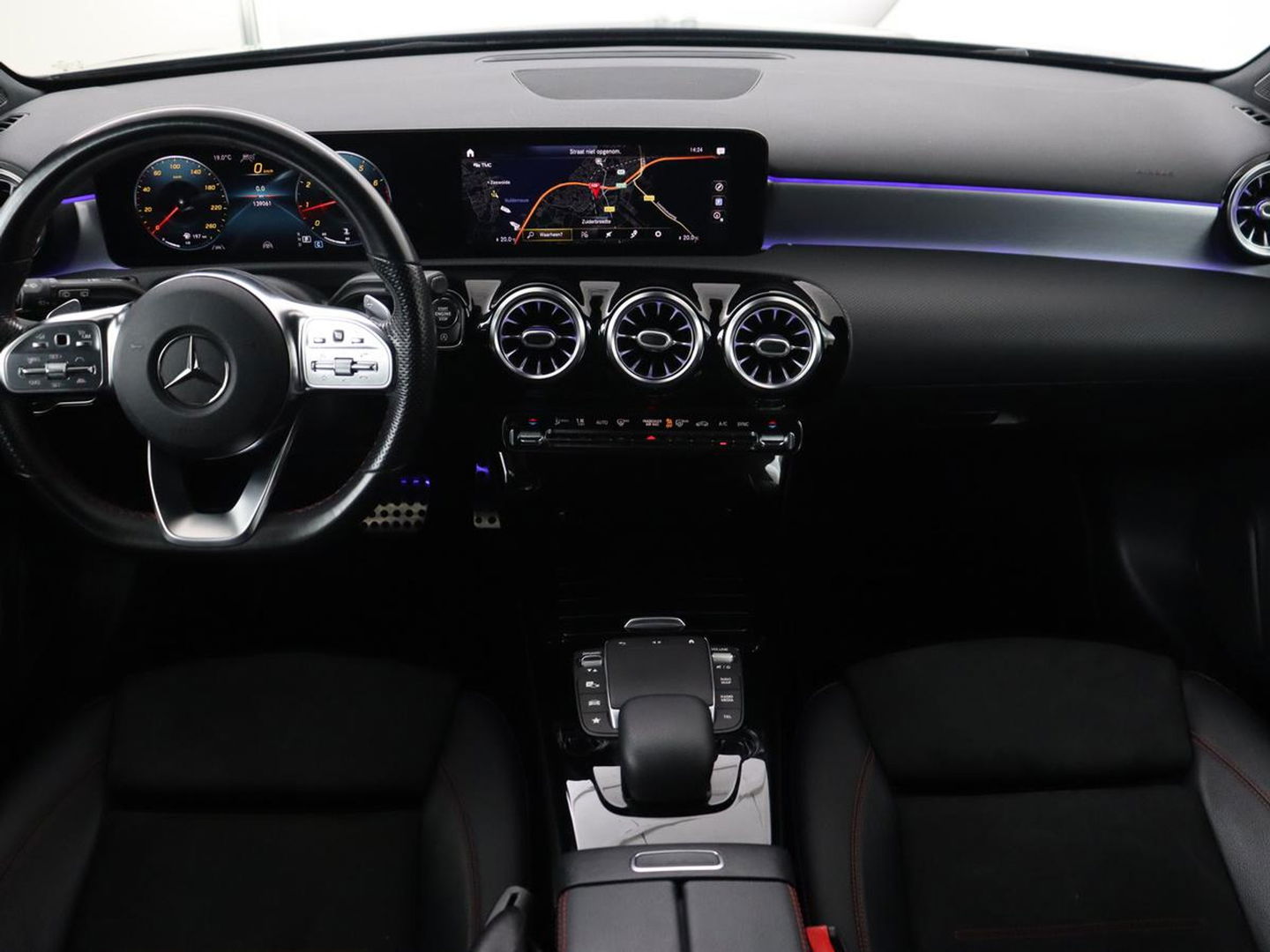 Mercedes-Benz A-Klasse 180 AMG | Adaptive cruise | Trekhaak | Stoelverwarming | Camera | Leder/Alcantara | Sfeerverlichting | Navigatie | Park Assist | Full LED | Climate control | Bluetooth