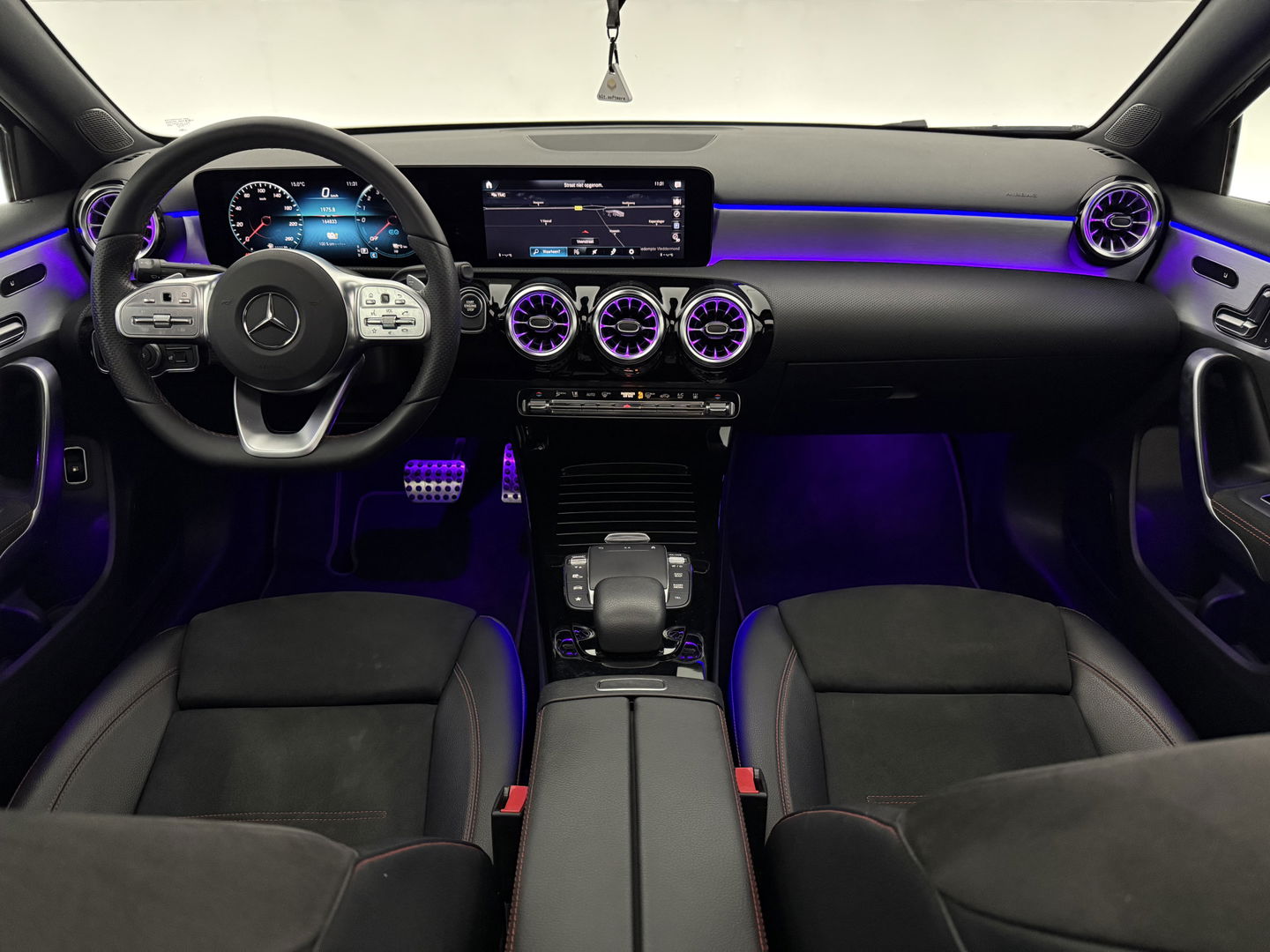 Mercedes-Benz A-Klasse 250 e AMG | SOH 93% | Pano | Sfeerverl. | Memory | Virtual | Camera | Keyless | Trekh. | Carplay