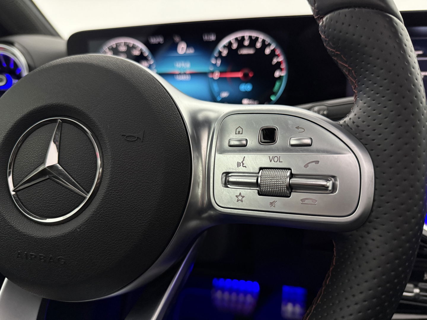 Mercedes-Benz A-Klasse 250 e AMG | SOH 93% | Pano | Sfeerverl. | Memory | Virtual | Camera | Keyless | Trekh. | Carplay