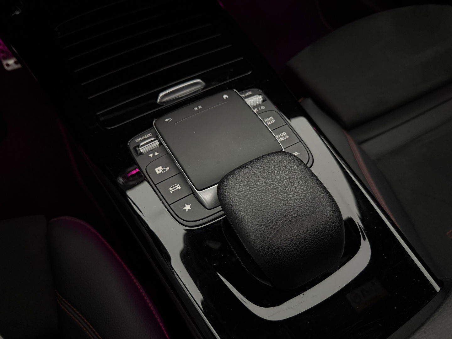 Mercedes-Benz A-Klasse 250 e AMG | SOH 93% | Pano | Sfeerverl. | Memory | Virtual | Camera | Keyless | Trekh. | Carplay