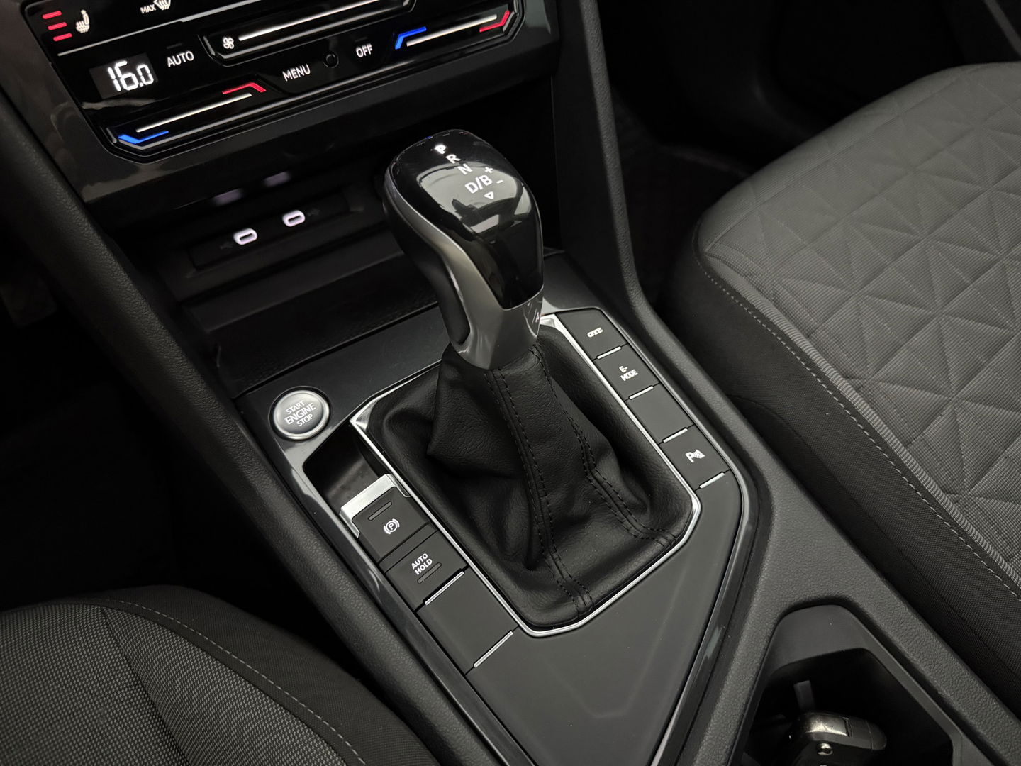 Volkswagen Tiguan 1.4 TSI eHybrid 225PK R-Line | SOH 93% | Pano | IQ Light | Virtual | Stuur/Stoelverw. | Adaptive Cruise | Carplay | Trekh.