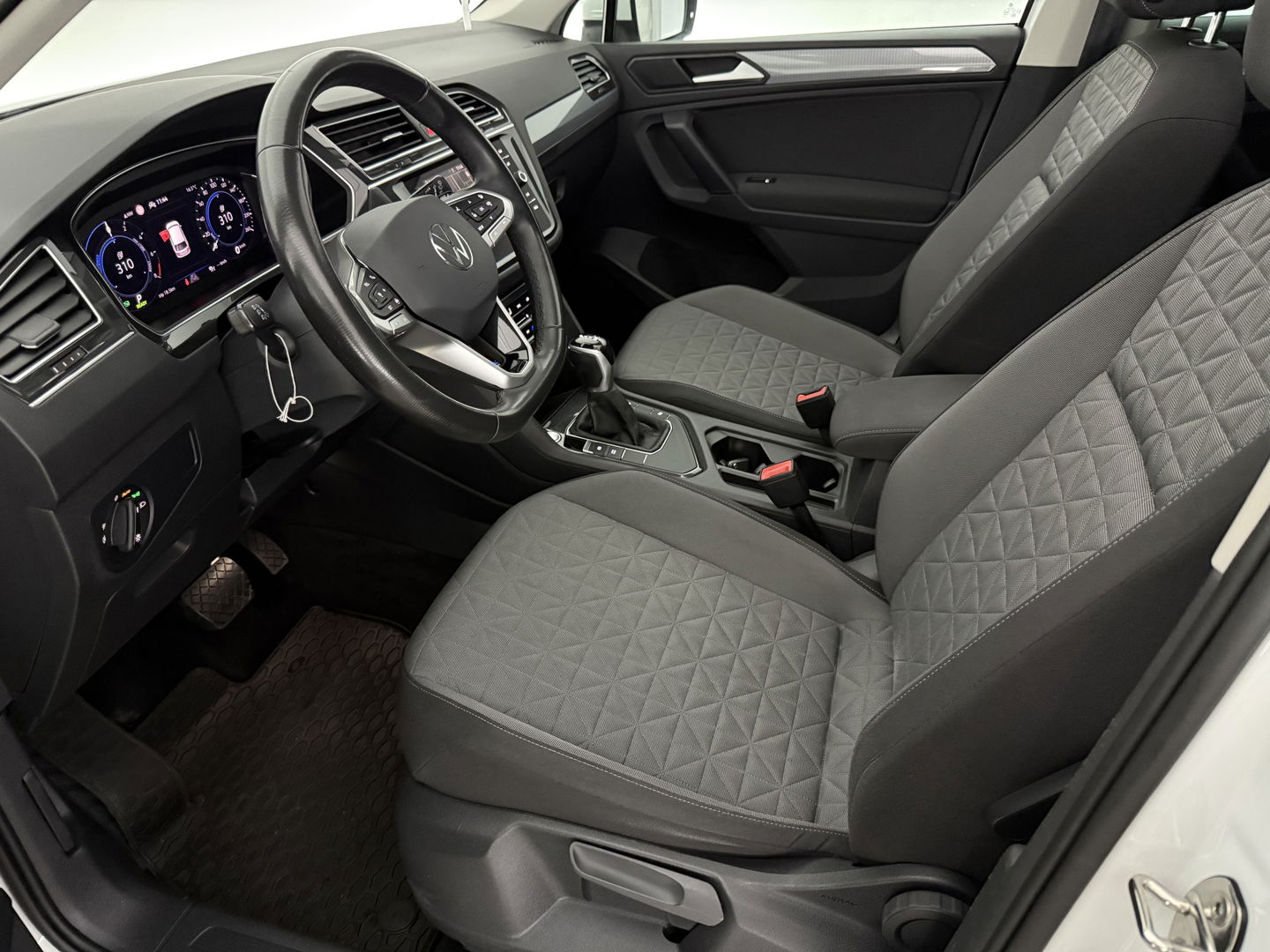 Volkswagen Tiguan 1.4 TSI eHybrid 225PK R-Line | SOH 93% | Pano | IQ Light | Virtual | Stuur/Stoelverw. | Adaptive Cruise | Carplay | Trekh.