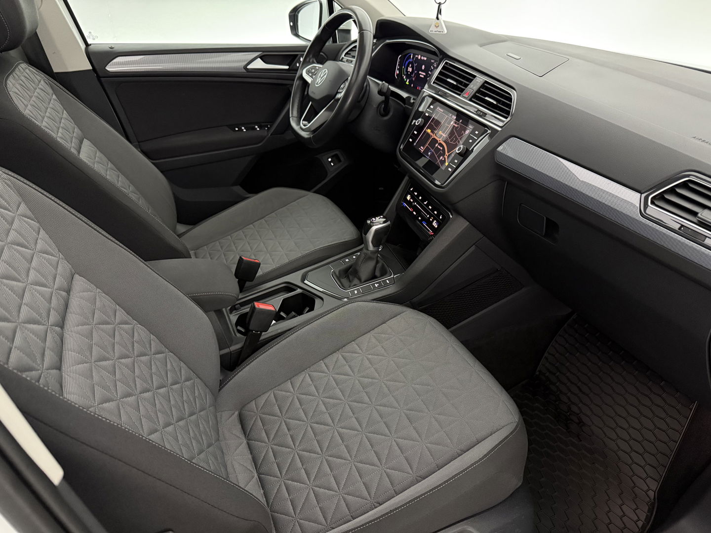 Volkswagen Tiguan 1.4 TSI eHybrid 225PK R-Line | SOH 93% | Pano | IQ Light | Virtual | Stuur/Stoelverw. | Adaptive Cruise | Carplay | Trekh.