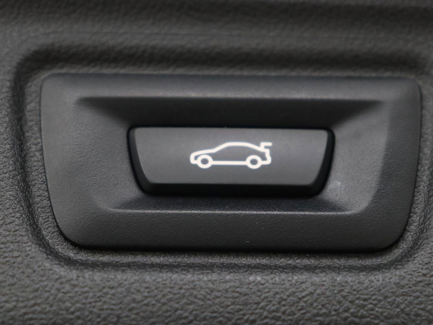 BMW 3-serie 320e M Sport | Adaptive cruise | Leder | Trekhaak | Stoelverwarming | 360 Camera | Laserlicht | Carplay | Sfeerverlichting | Live Cockpit | Keyless | Sportstoelen | DAB | Navigatie | PHEV | Plug In