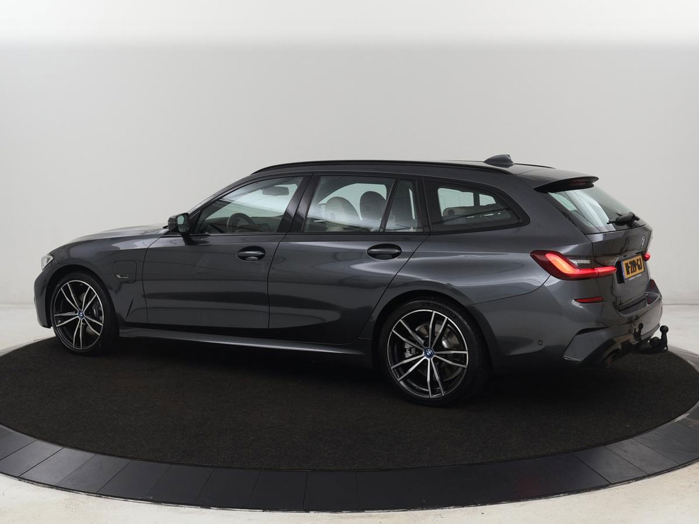 BMW 3-serie 320e M Sport | Adaptive cruise | Leder | Trekhaak | Stoelverwarming | 360 Camera | Laserlicht | Carplay | Sfeerverlichting | Live Cockpit | Keyless | Sportstoelen | DAB | Navigatie | PHEV | Plug In