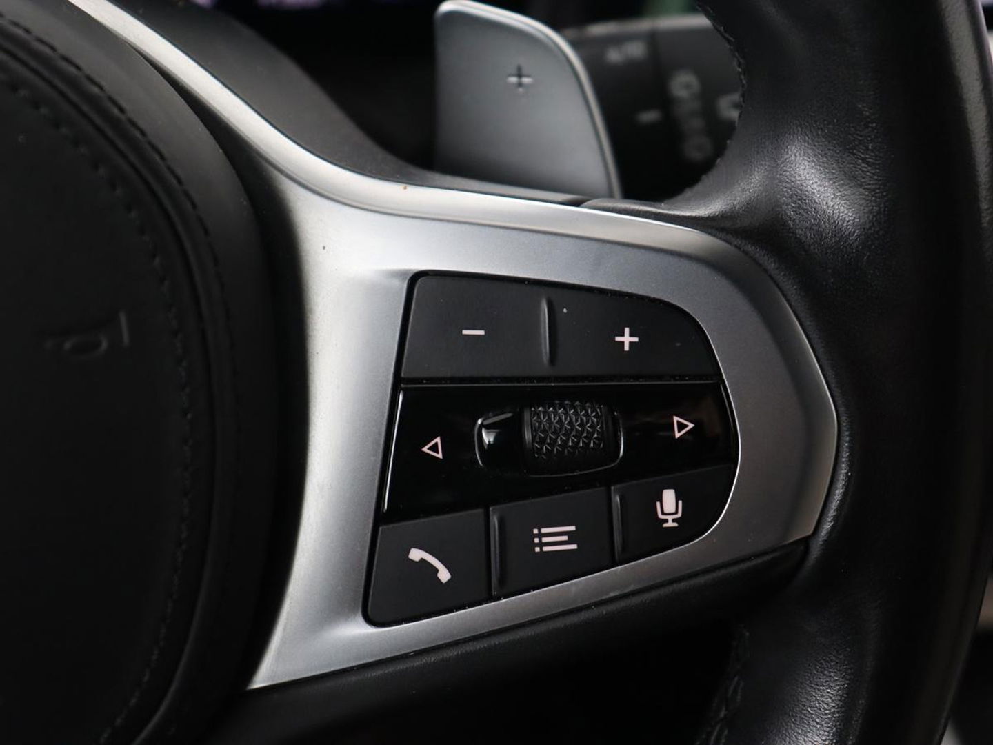 BMW 3-serie 320e M Sport | Adaptive cruise | Leder | Trekhaak | Stoelverwarming | 360 Camera | Laserlicht | Carplay | Sfeerverlichting | Live Cockpit | Keyless | Sportstoelen | DAB | Navigatie | PHEV | Plug In