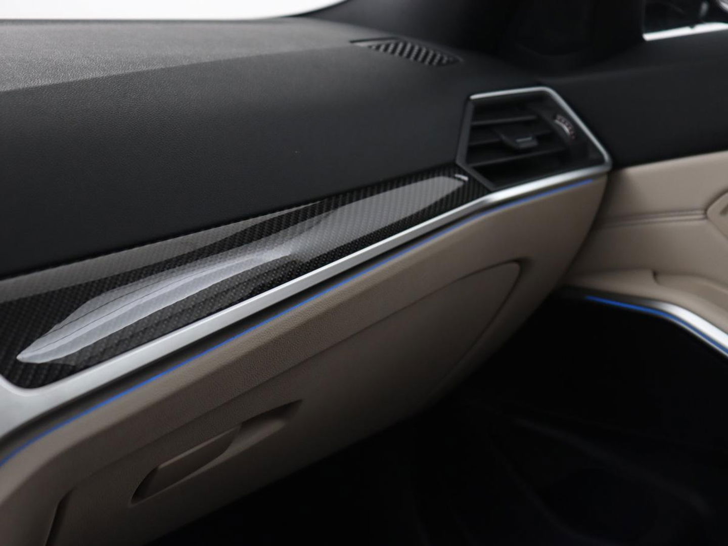 BMW 3-serie 320e M Sport | Adaptive cruise | Leder | Trekhaak | Stoelverwarming | 360 Camera | Laserlicht | Carplay | Sfeerverlichting | Live Cockpit | Keyless | Sportstoelen | DAB | Navigatie | PHEV | Plug In