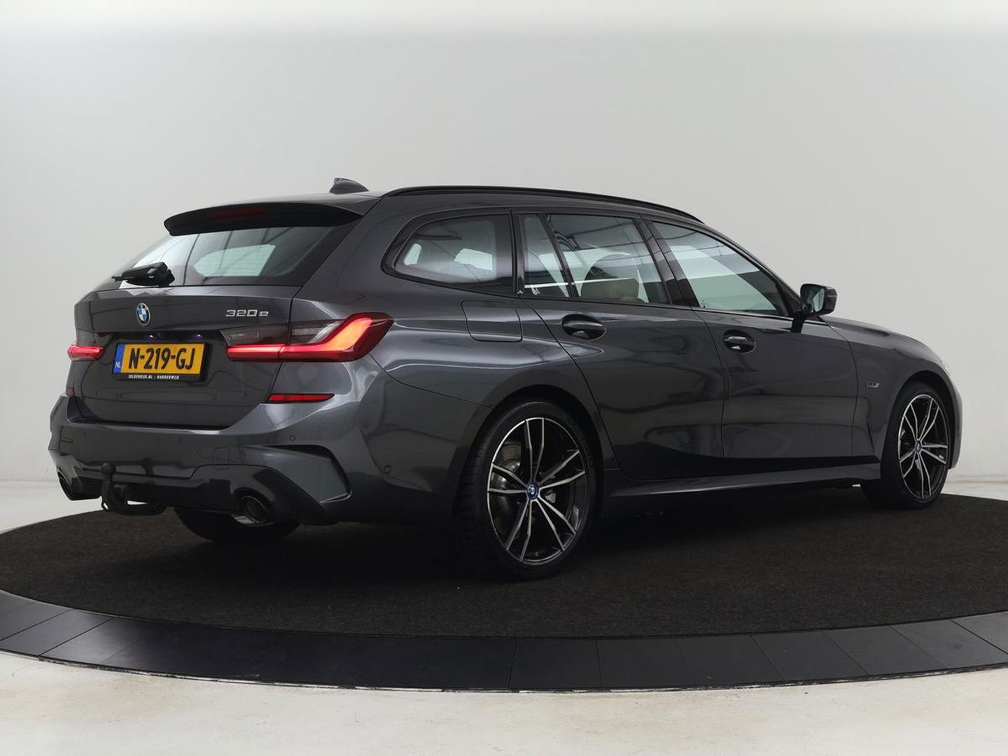 BMW 3-serie 320e M Sport | Adaptive cruise | Leder | Trekhaak | Stoelverwarming | 360 Camera | Laserlicht | Carplay | Sfeerverlichting | Live Cockpit | Keyless | Sportstoelen | DAB | Navigatie | PHEV | Plug In