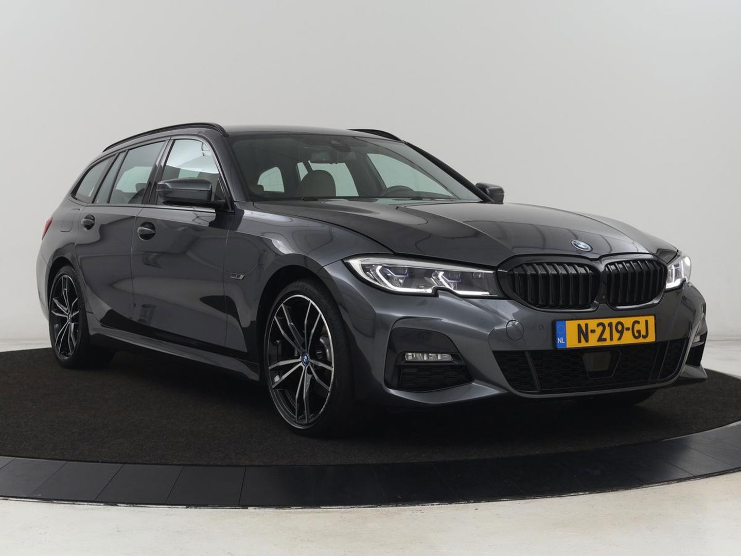 BMW 3-serie 320e M Sport | Adaptive cruise | Leder | Trekhaak | Stoelverwarming | 360 Camera | Laserlicht | Carplay | Sfeerverlichting | Live Cockpit | Keyless | Sportstoelen | DAB | Navigatie | PHEV | Plug In