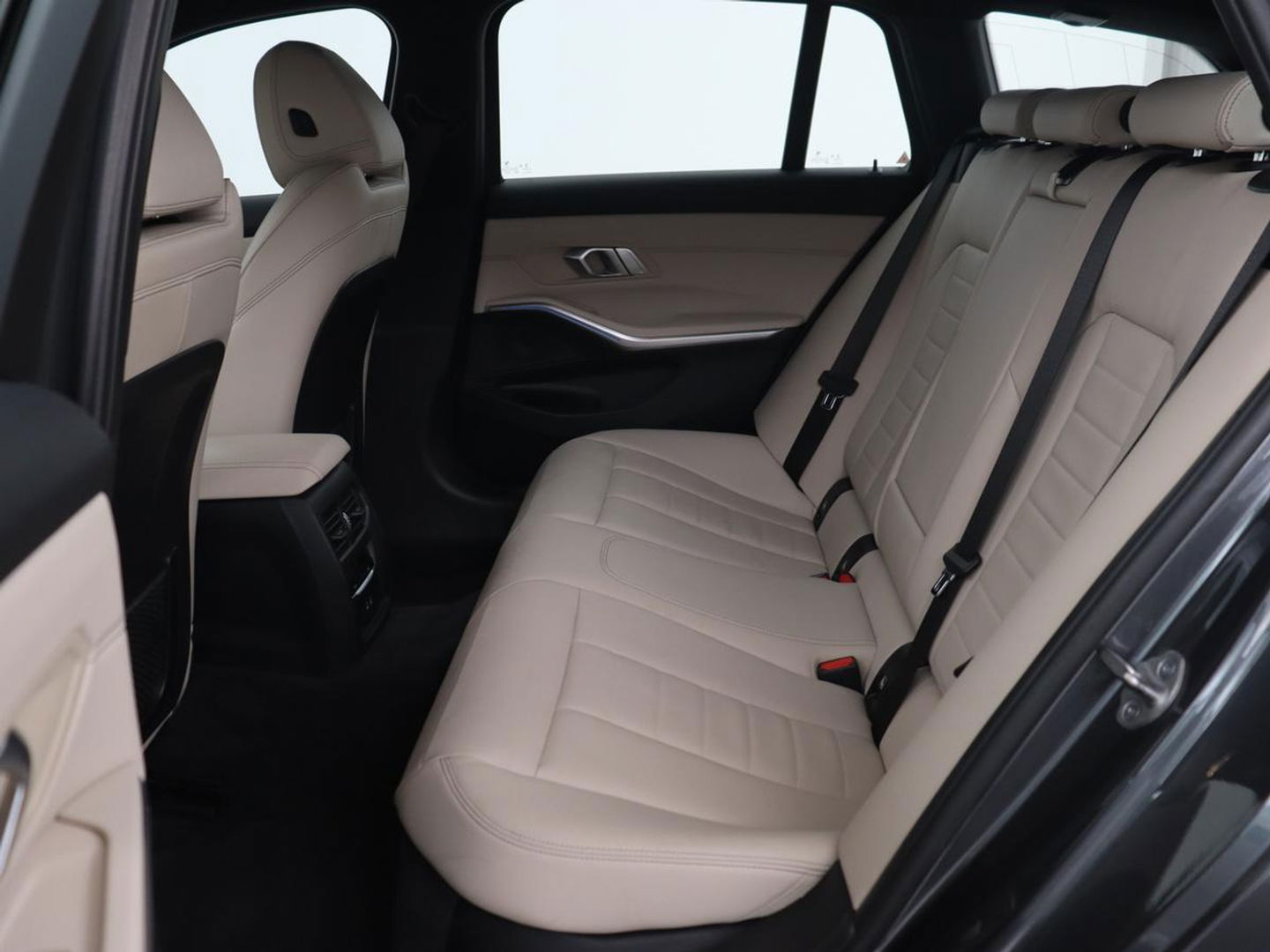 BMW 3-serie 320e M Sport | Adaptive cruise | Leder | Trekhaak | Stoelverwarming | 360 Camera | Laserlicht | Carplay | Sfeerverlichting | Live Cockpit | Keyless | Sportstoelen | DAB | Navigatie | PHEV | Plug In