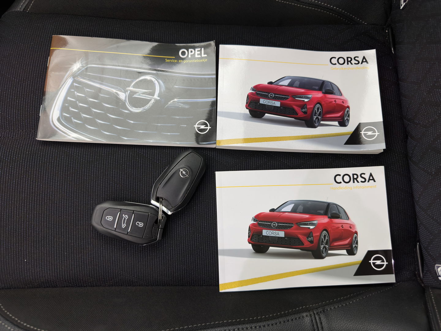 Opel CORSA-E Elegance 50 kWh [ 3-Fase ] {SOH-94%} (INCL-BTW) Aut. *FULL-LED | DIGI-COCKPIT | LEATHER-MICROFIBRE | NAVI-FULLMAP |  CAMERA | CARPLAY | ECC | KEYLESS | CRUISE | DAB | LANE-ASSIST | PDC | SPORT-SEATS | PRIVACY-GLASS | 16"ALU*