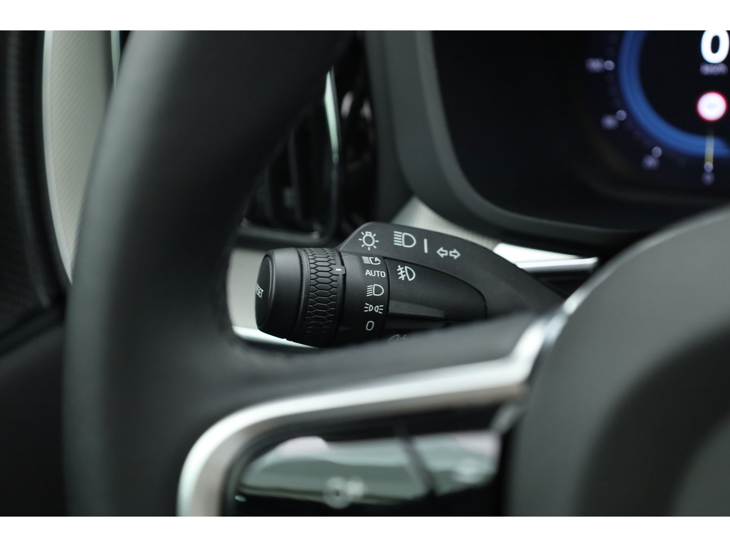 Volvo XC60 2.0 T6 Plug-in hybrid AWD Plus Dark | Luchtvering | Head-up | 360 camera | H&K Audio |  21 inch | Sportstoelen |