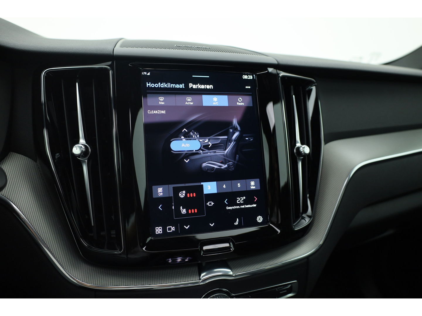 Volvo XC60 2.0 T6 Plug-in hybrid AWD Plus Dark | Luchtvering | Head-up | 360 camera | H&K Audio |  21 inch | Sportstoelen |