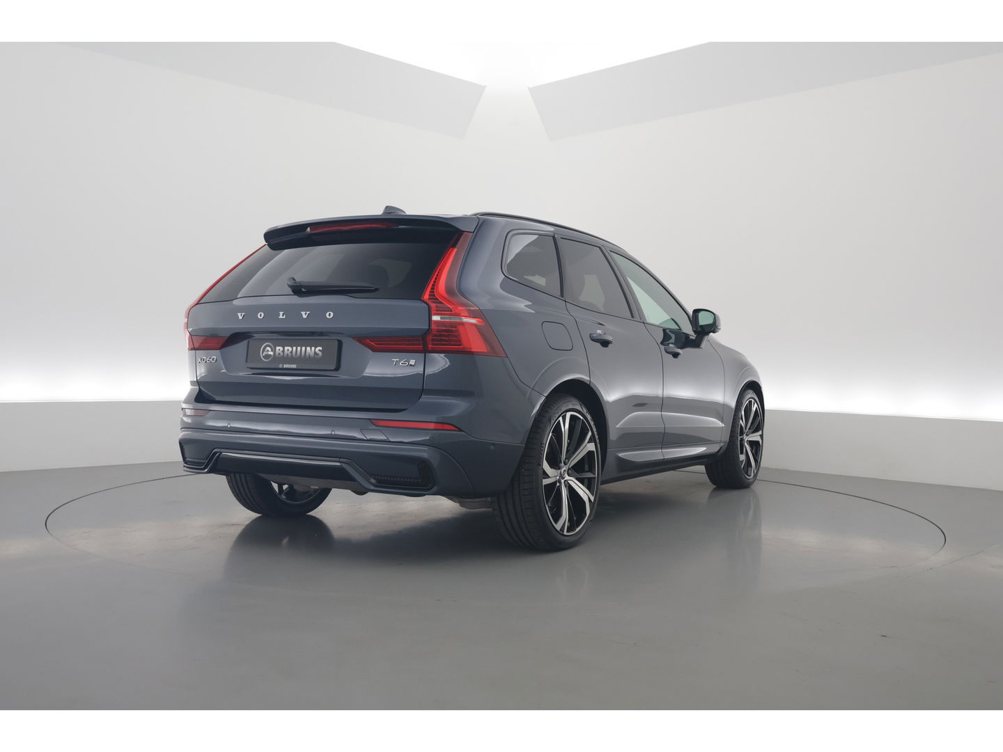 Volvo XC60 2.0 T6 Plug-in hybrid AWD Plus Dark | Luchtvering | Head-up | 360 camera | H&K Audio |  21 inch | Sportstoelen |