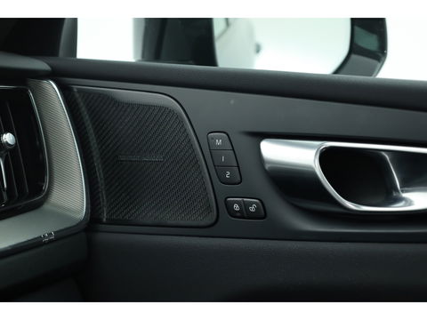 Volvo XC60 2.0 T6 Plug-in hybrid AWD Plus Dark | Luchtvering | Head-up | 360 camera | H&K Audio |  21 inch | Sportstoelen |