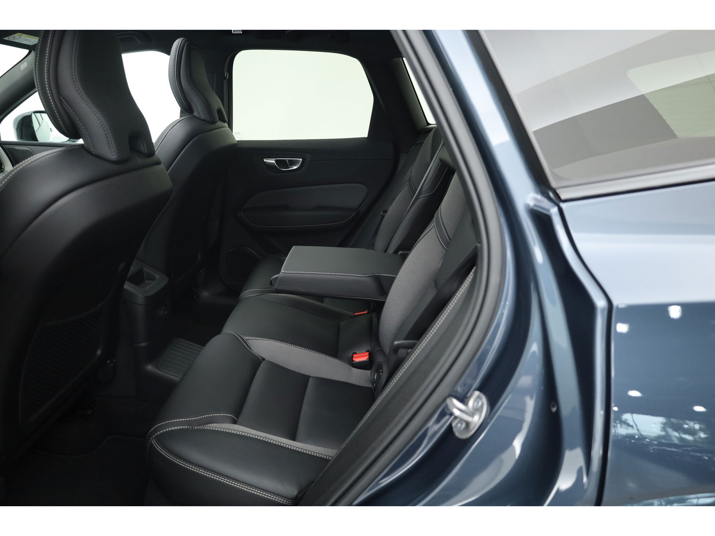 Volvo XC60 2.0 T6 Plug-in hybrid AWD Plus Dark | Luchtvering | Head-up | 360 camera | H&K Audio |  21 inch | Sportstoelen |