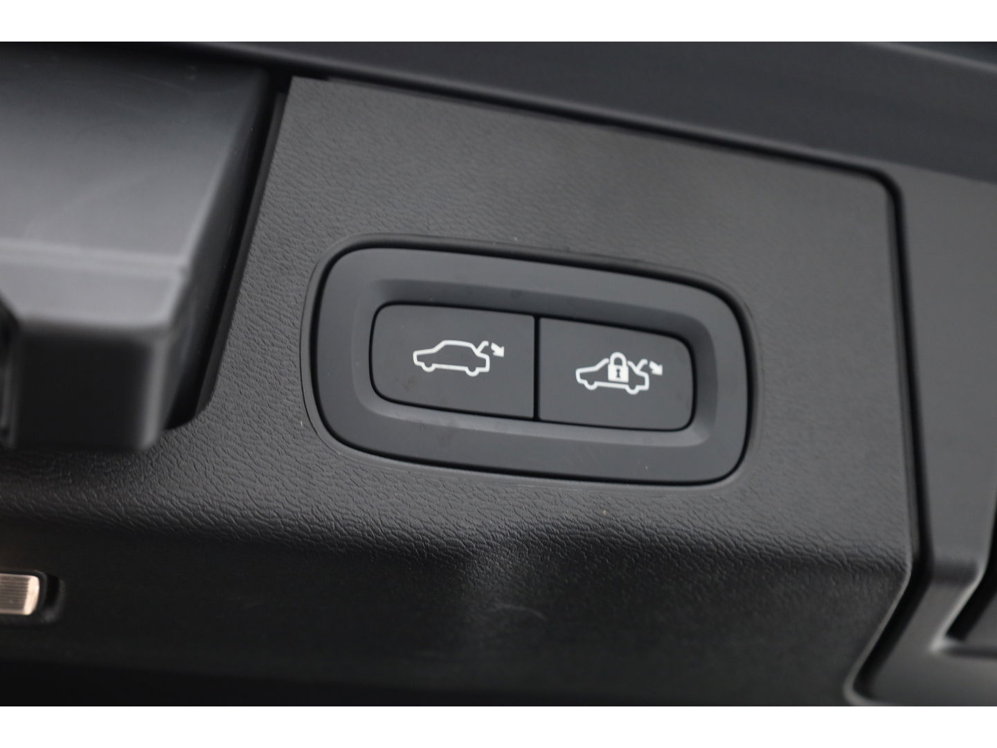 Volvo XC60 2.0 T6 Plug-in hybrid AWD Plus Dark | Luchtvering | Head-up | 360 camera | H&K Audio |  21 inch | Sportstoelen |