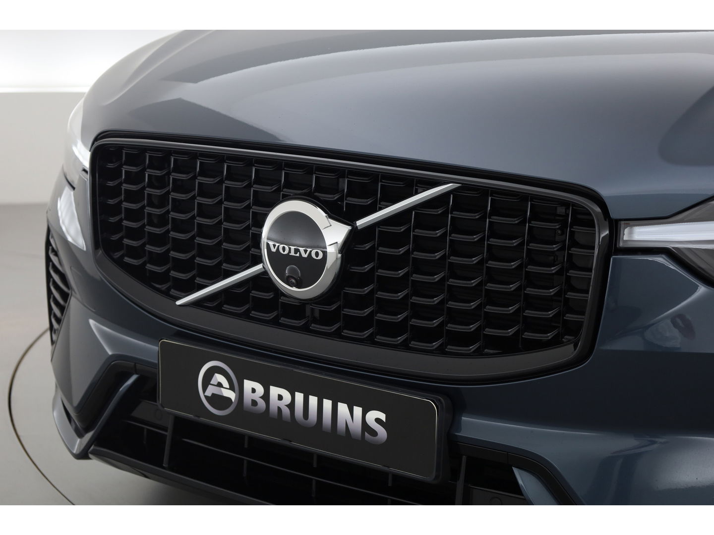 Volvo XC60 2.0 T6 Plug-in hybrid AWD Plus Dark | Luchtvering | Head-up | 360 camera | H&K Audio |  21 inch | Sportstoelen |