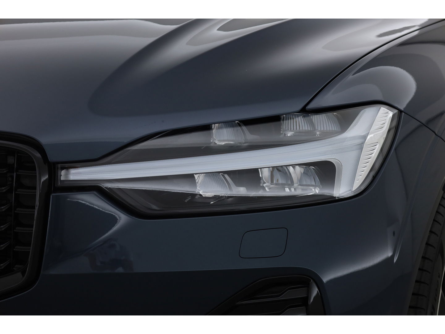 Volvo XC60 2.0 T6 Plug-in hybrid AWD Plus Dark | Luchtvering | Head-up | 360 camera | H&K Audio |  21 inch | Sportstoelen |