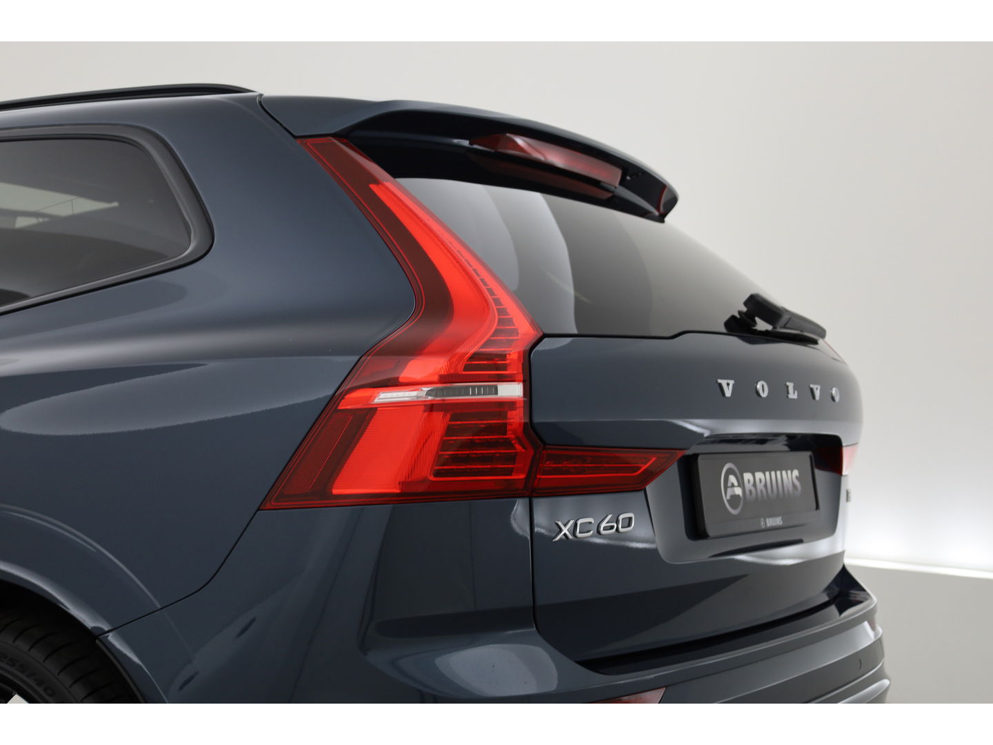 Volvo XC60 2.0 T6 Plug-in hybrid AWD Plus Dark | Luchtvering | Head-up | 360 camera | H&K Audio |  21 inch | Sportstoelen |